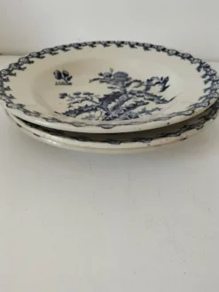Trio d'assiettes creuses Gien – modèle Chardon bleu marine
