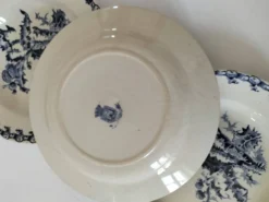 Trio d'assiettes creuses Gien – modèle Chardon bleu marine
