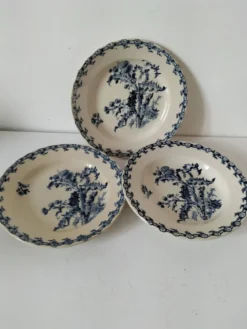 Trio d'assiettes creuses Gien – modèle Chardon bleu marine