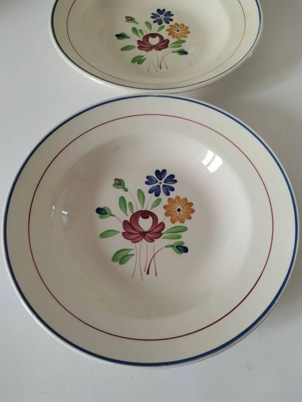 Trio d’assiettes creuses K&G Lunéville – modèle Chantilly peint main