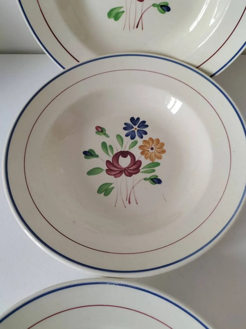 Trio d’assiettes creuses K&G Lunéville – modèle Chantilly peint main