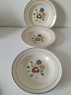 Trio d’assiettes creuses K&G Lunéville – modèle Chantilly peint main