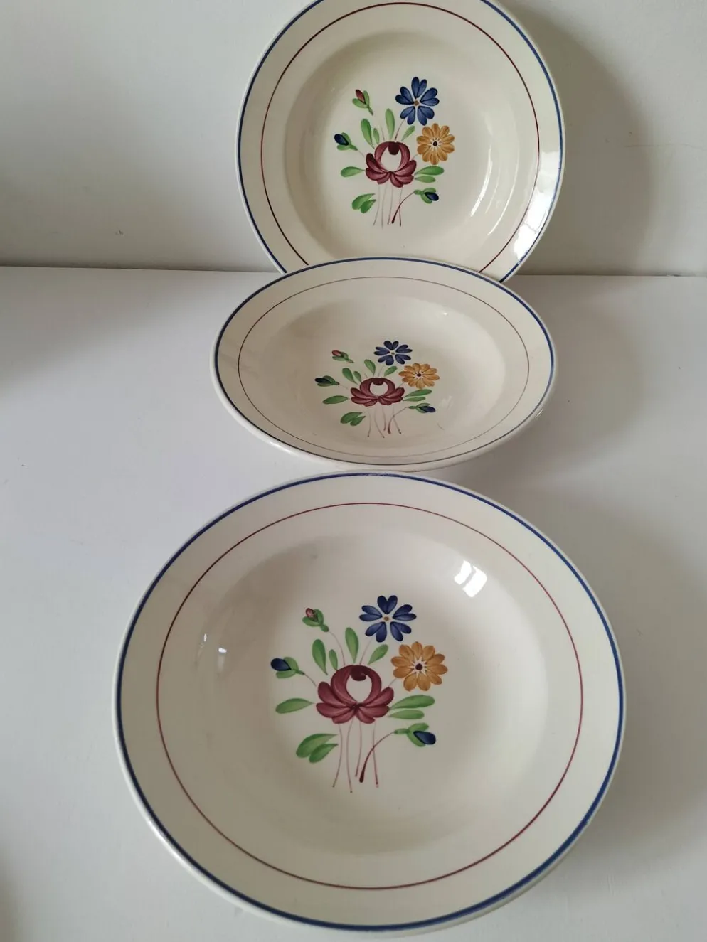 Trio d’assiettes creuses K&G Lunéville – modèle Chantilly peint main