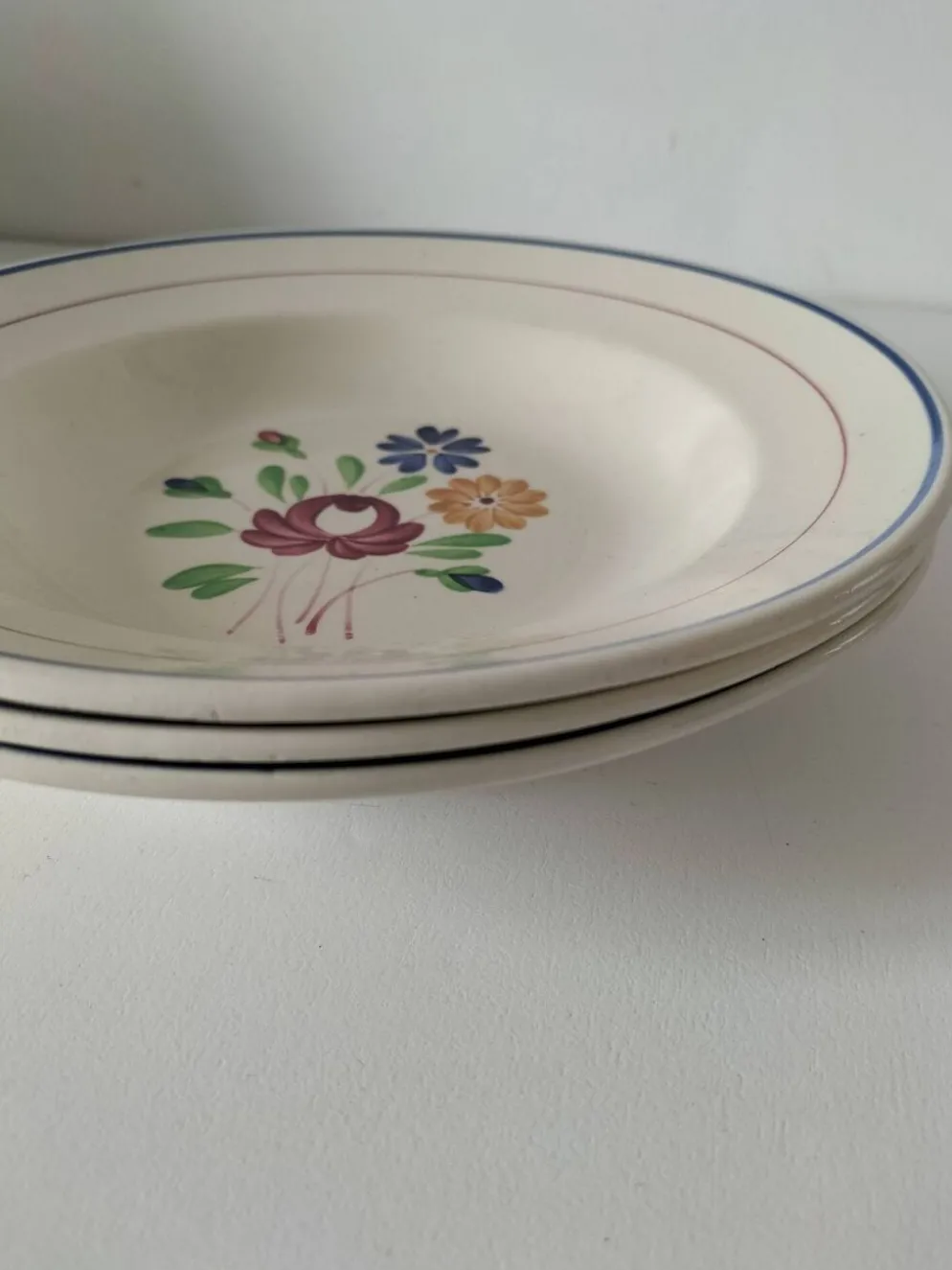 Trio d’assiettes creuses K&G Lunéville – modèle Chantilly peint main