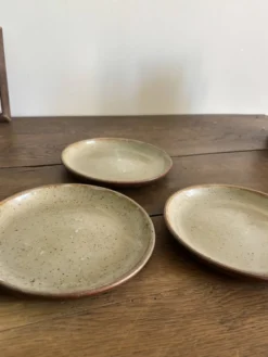Trio d'assiettes à dessert anciennes en grès artisanal émaillé
