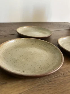 Trio d'assiettes à dessert anciennes en grès artisanal émaillé