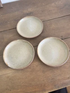 Trio d'assiettes à dessert anciennes en grès artisanal émaillé