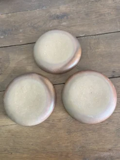 Trio d'assiettes à dessert anciennes en grès artisanal émaillé