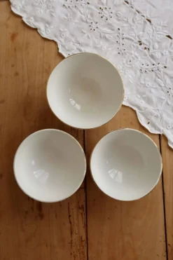 Trio de bols vintage à café au lait porcelaine blanche – Frise et liseré do