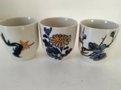 Trio de gobelets en porcelaine peinte à la main, motifs floraux