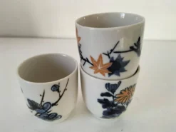 Trio de gobelets en porcelaine peinte à la main, motifs floraux
