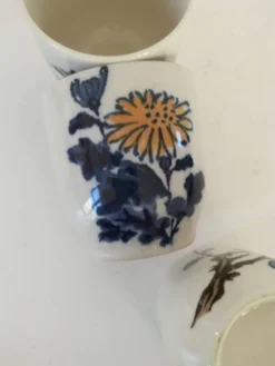 Trio de gobelets en porcelaine peinte à la main, motifs floraux