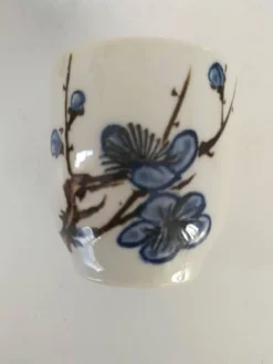 Trio de gobelets en porcelaine peinte à la main, motifs floraux
