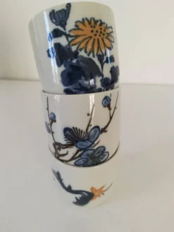 Trio de gobelets en porcelaine peinte à la main, motifs floraux