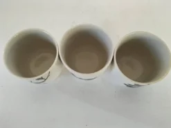 Trio de gobelets en porcelaine peinte à la main, motifs floraux