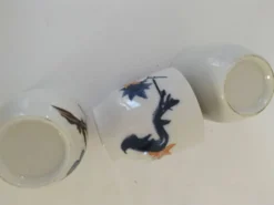 Trio de gobelets en porcelaine peinte à la main, motifs floraux