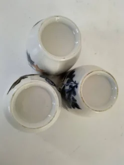 Trio de gobelets en porcelaine peinte à la main, motifs floraux