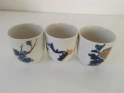 Trio de gobelets en porcelaine peinte à la main, motifs floraux