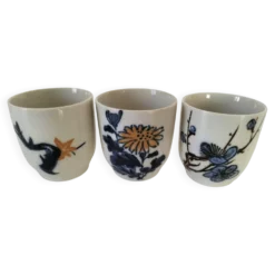 Trio de gobelets en porcelaine peinte à la main, motifs floraux