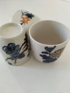 Trio de gobelets en porcelaine peinte à la main, motifs floraux