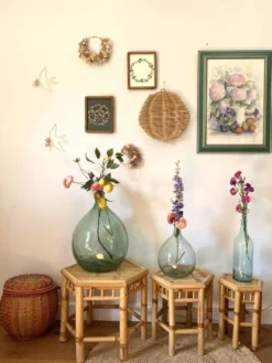 Trio de petites tables sellettes en rotin vintage