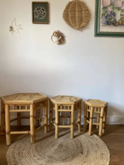 Trio de petites tables sellettes en rotin vintage