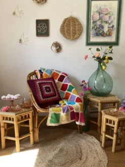 Trio de petites tables sellettes en rotin vintage