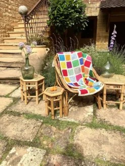 Trio de petites tables sellettes en rotin vintage