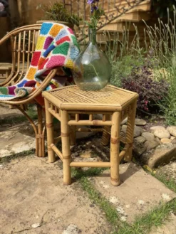 Trio de petites tables sellettes en rotin vintage
