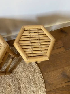 Trio de petites tables sellettes en rotin vintage