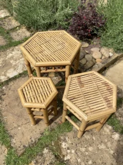 Trio de petites tables sellettes en rotin vintage