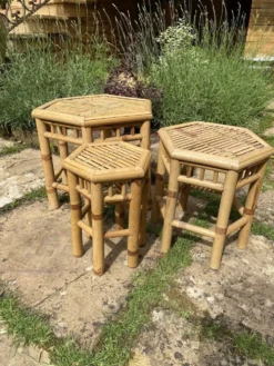 Trio de petites tables sellettes en rotin vintage