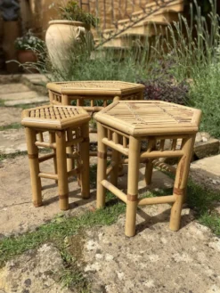 Trio de petites tables sellettes en rotin vintage