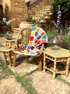 Trio de petites tables sellettes en rotin vintage