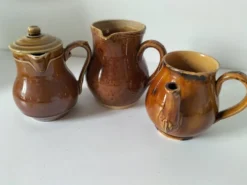 Trio de pichets en grès dont Poterie de Vendeuvre – charme bistrot