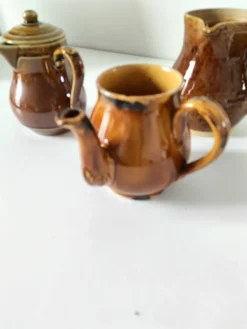 Trio de pichets en grès dont Poterie de Vendeuvre – charme bistrot