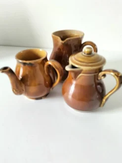 Trio de pichets en grès dont Poterie de Vendeuvre – charme bistrot