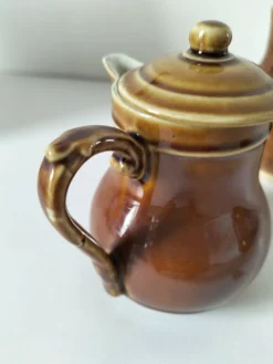 Trio de pichets en grès dont Poterie de Vendeuvre – charme bistrot