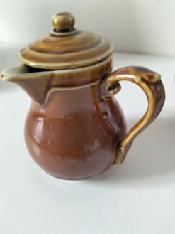 Trio de pichets en grès dont Poterie de Vendeuvre – charme bistrot