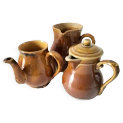 Trio de pichets en grès dont Poterie de Vendeuvre – charme bistrot