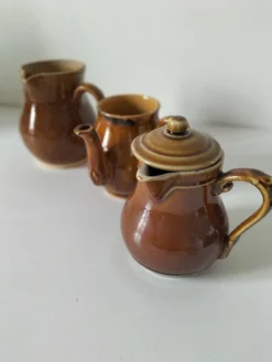 Trio de pichets en grès dont Poterie de Vendeuvre – charme bistrot