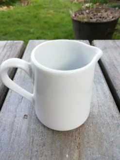 Trio de pot à lait en porcelaine blanche