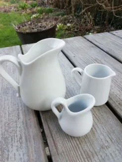 Trio de pot à lait en porcelaine blanche
