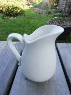 Trio de pot à lait en porcelaine blanche
