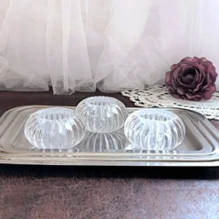 Trio de salières, poivrières, salerons en verre moulé
