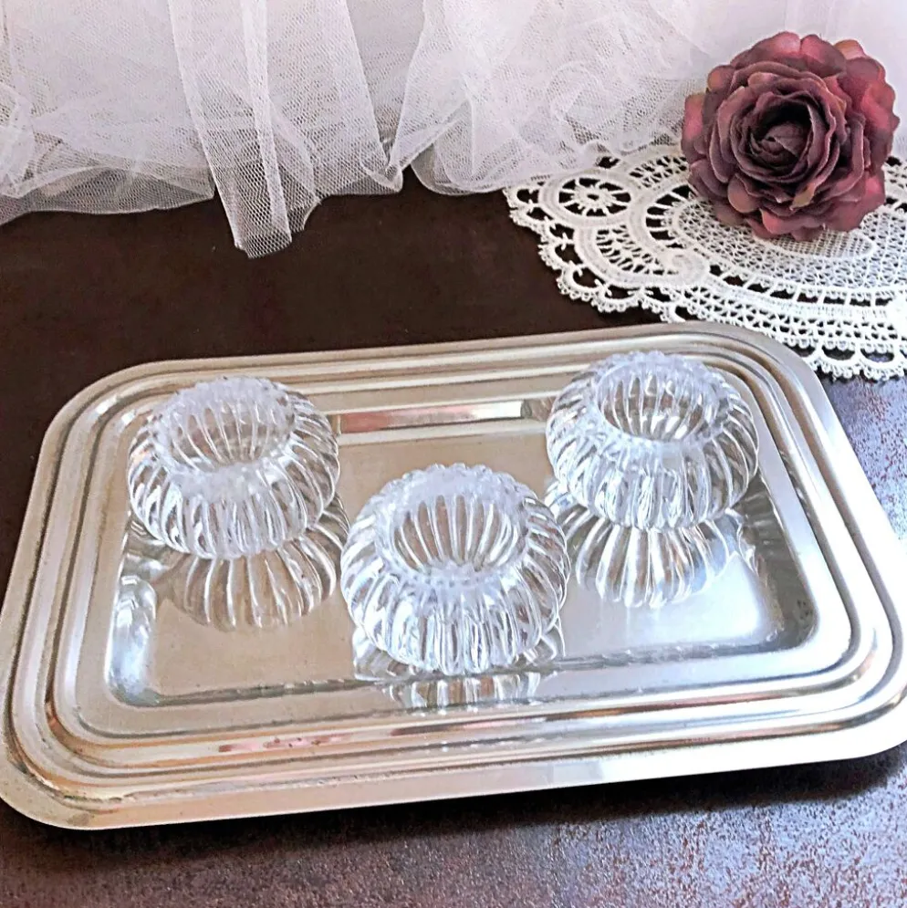 Trio de salières, poivrières, salerons en verre moulé