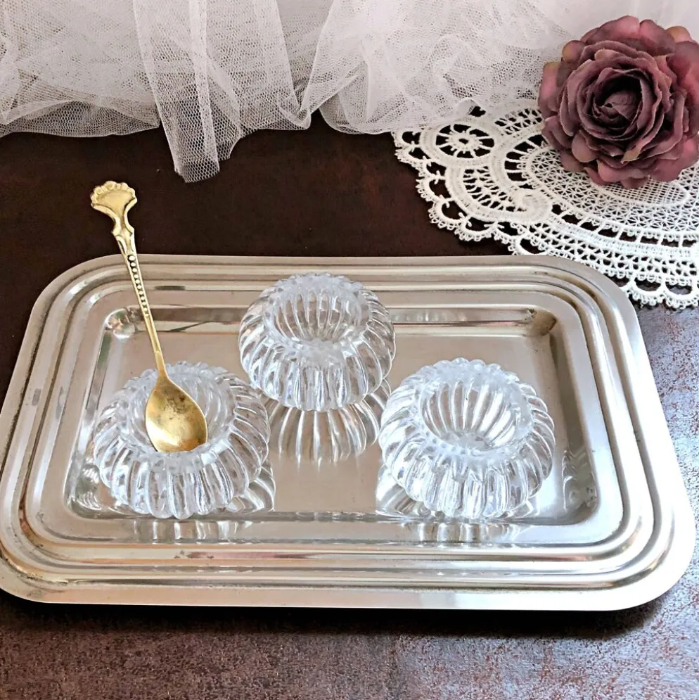 Trio de salières, poivrières, salerons en verre moulé