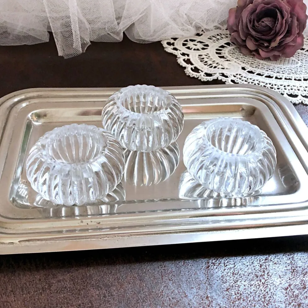 Trio de salières, poivrières, salerons en verre moulé