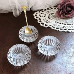 Trio de salières, poivrières, salerons en verre moulé