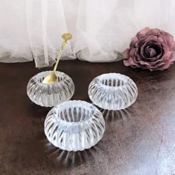 Trio de salières, poivrières, salerons en verre moulé
